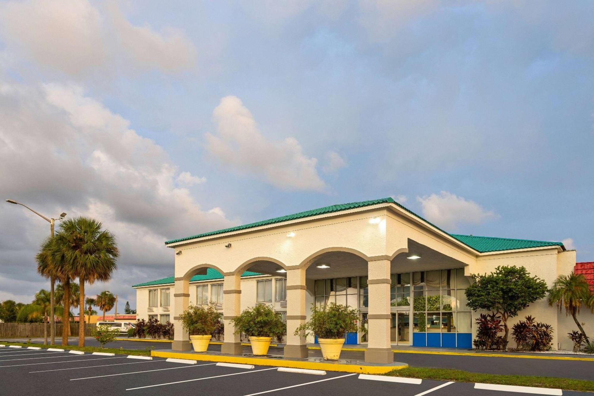 Days Inn By Wyndham Fort Pierce Midtown Extérieur photo